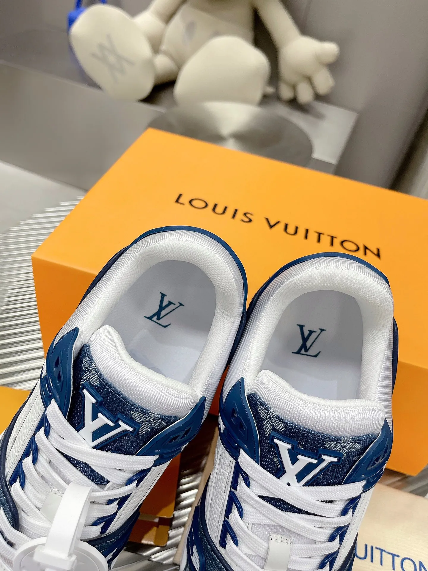 👟👟Ex-factory price 840👟👟The highest version on the Internet⚠️Feel free to compare! 2021🔥New model, purchase quality LV~Louis Vuitton by Virgin Abloh’s best-looking sneakers, Donkey Brand strongly recommends new products, official website limited edition retro basketball sneakers! Both high and low tops cost money to purchase 1:1 accurate replicas of the originals. The details are invincible, full of sincerity, imported custom-made original cowhide, the original package method is the same, the details are 100% restored, and the private model customized the original one-piece T👟👟factory price U outsole, which is different from other brands. Without the original version, this effect cannot be achieved! 35-45 (46 is custom-made and non-refundable) Some colors are available in women’s styles